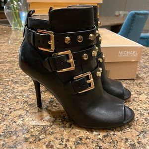 Gorgeous Black Gold Michael Kors Bryn bootie sz 7